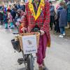 Nach vier Jahren Pause gab es am Samstag den 6. Günzer Karnevalszug. Bei fast frühlingshaftem Wetter zogen 350 Teilnehmer - von Kindergartenkindern bis hin zu den Wilden 70-ern - mit liebevoll gestalteten Kostümen und Wagen die Dorfstraße lang. Das Kinderprinzenpaar Paula I. und Timo I. haben von ihrer Burg aus den fast 4.000 Zuschauern zugewinkt. Für die musikalische Unterstützung im Zug sorgten die Westerheimer Musikanten und die Laub'ner Blasmusik.
 
Fotos: Thomas Weigert
 
 
 