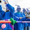 Nach vier Jahren Pause gab es am Samstag den 6. Günzer Karnevalszug. Bei fast frühlingshaftem Wetter zogen 350 Teilnehmer - von Kindergartenkindern bis hin zu den Wilden 70-ern - mit liebevoll gestalteten Kostümen und Wagen die Dorfstraße lang. Das Kinderprinzenpaar Paula I. und Timo I. haben von ihrer Burg aus den fast 4.000 Zuschauern zugewinkt. Für die musikalische Unterstützung im Zug sorgten die Westerheimer Musikanten und die Laub'ner Blasmusik.
 
Fotos: Thomas Weigert
 
 
 