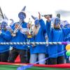 Nach vier Jahren Pause gab es am Samstag den 6. Günzer Karnevalszug. Bei fast frühlingshaftem Wetter zogen 350 Teilnehmer - von Kindergartenkindern bis hin zu den Wilden 70-ern - mit liebevoll gestalteten Kostümen und Wagen die Dorfstraße lang. Das Kinderprinzenpaar Paula I. und Timo I. haben von ihrer Burg aus den fast 4.000 Zuschauern zugewinkt. Für die musikalische Unterstützung im Zug sorgten die Westerheimer Musikanten und die Laub'ner Blasmusik.
 
Fotos: Thomas Weigert
 
 
 