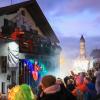 Bei idealen Bedingungen startete am Freitagabend der diesjährige Nachtumzug in Schöllang. Zahlreiche Besucher bestaunten die 30 Gruppen und kreativ dekorierten Wagen.