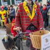 Nach vier Jahren Pause gab es am Samstag den 6. Günzer Karnevalszug. Bei fast frühlingshaftem Wetter zogen 350 Teilnehmer - von Kindergartenkindern bis hin zu den Wilden 70-ern - mit liebevoll gestalteten Kostümen und Wagen die Dorfstraße lang. Das Kinderprinzenpaar Paula I. und Timo I. haben von ihrer Burg aus den fast 4.000 Zuschauern zugewinkt. Für die musikalische Unterstützung im Zug sorgten die Westerheimer Musikanten und die Laub'ner Blasmusik.
 
Fotos: Thomas Weigert
 
 
 