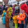 Nach vier Jahren Pause gab es am Samstag den 6. Günzer Karnevalszug. Bei fast frühlingshaftem Wetter zogen 350 Teilnehmer - von Kindergartenkindern bis hin zu den Wilden 70-ern - mit liebevoll gestalteten Kostümen und Wagen die Dorfstraße lang. Das Kinderprinzenpaar Paula I. und Timo I. haben von ihrer Burg aus den fast 4.000 Zuschauern zugewinkt. Für die musikalische Unterstützung im Zug sorgten die Westerheimer Musikanten und die Laub'ner Blasmusik.
 
Fotos: Thomas Weigert
 
 
 