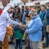 Nach vier Jahren Pause gab es am Samstag den 6. Günzer Karnevalszug. Bei fast frühlingshaftem Wetter zogen 350 Teilnehmer - von Kindergartenkindern bis hin zu den Wilden 70-ern - mit liebevoll gestalteten Kostümen und Wagen die Dorfstraße lang. Das Kinderprinzenpaar Paula I. und Timo I. haben von ihrer Burg aus den fast 4.000 Zuschauern zugewinkt. Für die musikalische Unterstützung im Zug sorgten die Westerheimer Musikanten und die Laub'ner Blasmusik.
 
Fotos: Thomas Weigert
 
 
 