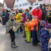 Nach vier Jahren Pause gab es am Samstag den 6. Günzer Karnevalszug. Bei fast frühlingshaftem Wetter zogen 350 Teilnehmer - von Kindergartenkindern bis hin zu den Wilden 70-ern - mit liebevoll gestalteten Kostümen und Wagen die Dorfstraße lang. Das Kinderprinzenpaar Paula I. und Timo I. haben von ihrer Burg aus den fast 4.000 Zuschauern zugewinkt. Für die musikalische Unterstützung im Zug sorgten die Westerheimer Musikanten und die Laub'ner Blasmusik.
 
Fotos: Thomas Weigert
 
 
 