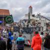 Am Faschingsumzug in Wertach haben am Sonntag 25 Wagen und 26 Fußgruppen teilgenommen. Der Wettergott war den Wertachern auch wohl gesonnen. Es blieb trocken. Einige tausend Zuschauer sahen sich den Umzug an.
 
Fotos: Christian Bischoff