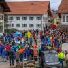 Am Faschingsumzug in Wertach haben am Sonntag 25 Wagen und 26 Fußgruppen teilgenommen. Der Wettergott war den Wertachern auch wohl gesonnen. Es blieb trocken. Einige tausend Zuschauer sahen sich den Umzug an.
 
Fotos: Christian Bischoff