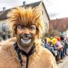 Nach vier Jahren Pause gab es am Samstag den 6. Günzer Karnevalszug. Bei fast frühlingshaftem Wetter zogen 350 Teilnehmer - von Kindergartenkindern bis hin zu den Wilden 70-ern - mit liebevoll gestalteten Kostümen und Wagen die Dorfstraße lang. Das Kinderprinzenpaar Paula I. und Timo I. haben von ihrer Burg aus den fast 4.000 Zuschauern zugewinkt. Für die musikalische Unterstützung im Zug sorgten die Westerheimer Musikanten und die Laub'ner Blasmusik.
 
Fotos: Thomas Weigert
 
 
 