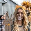 Nach vier Jahren Pause gab es am Samstag den 6. Günzer Karnevalszug. Bei fast frühlingshaftem Wetter zogen 350 Teilnehmer - von Kindergartenkindern bis hin zu den Wilden 70-ern - mit liebevoll gestalteten Kostümen und Wagen die Dorfstraße lang. Das Kinderprinzenpaar Paula I. und Timo I. haben von ihrer Burg aus den fast 4.000 Zuschauern zugewinkt. Für die musikalische Unterstützung im Zug sorgten die Westerheimer Musikanten und die Laub'ner Blasmusik.
 
Fotos: Thomas Weigert
 
 
 