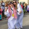 Nach vier Jahren Pause gab es am Samstag den 6. Günzer Karnevalszug. Bei fast frühlingshaftem Wetter zogen 350 Teilnehmer - von Kindergartenkindern bis hin zu den Wilden 70-ern - mit liebevoll gestalteten Kostümen und Wagen die Dorfstraße lang. Das Kinderprinzenpaar Paula I. und Timo I. haben von ihrer Burg aus den fast 4.000 Zuschauern zugewinkt. Für die musikalische Unterstützung im Zug sorgten die Westerheimer Musikanten und die Laub'ner Blasmusik.
 
Fotos: Thomas Weigert
 
 
 