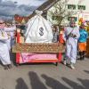 Nach vier Jahren Pause gab es am Samstag den 6. Günzer Karnevalszug. Bei fast frühlingshaftem Wetter zogen 350 Teilnehmer - von Kindergartenkindern bis hin zu den Wilden 70-ern - mit liebevoll gestalteten Kostümen und Wagen die Dorfstraße lang. Das Kinderprinzenpaar Paula I. und Timo I. haben von ihrer Burg aus den fast 4.000 Zuschauern zugewinkt. Für die musikalische Unterstützung im Zug sorgten die Westerheimer Musikanten und die Laub'ner Blasmusik.
 
Fotos: Thomas Weigert
 
 
 