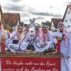 Nach vier Jahren Pause gab es am Samstag den 6. Günzer Karnevalszug. Bei fast frühlingshaftem Wetter zogen 350 Teilnehmer - von Kindergartenkindern bis hin zu den Wilden 70-ern - mit liebevoll gestalteten Kostümen und Wagen die Dorfstraße lang. Das Kinderprinzenpaar Paula I. und Timo I. haben von ihrer Burg aus den fast 4.000 Zuschauern zugewinkt. Für die musikalische Unterstützung im Zug sorgten die Westerheimer Musikanten und die Laub'ner Blasmusik.
 
Fotos: Thomas Weigert
 
 
 