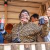 Nach vier Jahren Pause gab es am Samstag den 6. Günzer Karnevalszug. Bei fast frühlingshaftem Wetter zogen 350 Teilnehmer - von Kindergartenkindern bis hin zu den Wilden 70-ern - mit liebevoll gestalteten Kostümen und Wagen die Dorfstraße lang. Das Kinderprinzenpaar Paula I. und Timo I. haben von ihrer Burg aus den fast 4.000 Zuschauern zugewinkt. Für die musikalische Unterstützung im Zug sorgten die Westerheimer Musikanten und die Laub'ner Blasmusik.
 
Fotos: Thomas Weigert
 
 
 