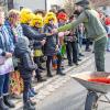 Nach vier Jahren Pause gab es am Samstag den 6. Günzer Karnevalszug. Bei fast frühlingshaftem Wetter zogen 350 Teilnehmer - von Kindergartenkindern bis hin zu den Wilden 70-ern - mit liebevoll gestalteten Kostümen und Wagen die Dorfstraße lang. Das Kinderprinzenpaar Paula I. und Timo I. haben von ihrer Burg aus den fast 4.000 Zuschauern zugewinkt. Für die musikalische Unterstützung im Zug sorgten die Westerheimer Musikanten und die Laub'ner Blasmusik.
 
Fotos: Thomas Weigert
 
 
 