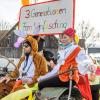 Nach vier Jahren Pause gab es am Samstag den 6. Günzer Karnevalszug. Bei fast frühlingshaftem Wetter zogen 350 Teilnehmer - von Kindergartenkindern bis hin zu den Wilden 70-ern - mit liebevoll gestalteten Kostümen und Wagen die Dorfstraße lang. Das Kinderprinzenpaar Paula I. und Timo I. haben von ihrer Burg aus den fast 4.000 Zuschauern zugewinkt. Für die musikalische Unterstützung im Zug sorgten die Westerheimer Musikanten und die Laub'ner Blasmusik.
 
Fotos: Thomas Weigert
 
 
 
