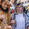 Nach vier Jahren Pause gab es am Samstag den 6. Günzer Karnevalszug. Bei fast frühlingshaftem Wetter zogen 350 Teilnehmer - von Kindergartenkindern bis hin zu den Wilden 70-ern - mit liebevoll gestalteten Kostümen und Wagen die Dorfstraße lang. Das Kinderprinzenpaar Paula I. und Timo I. haben von ihrer Burg aus den fast 4.000 Zuschauern zugewinkt. Für die musikalische Unterstützung im Zug sorgten die Westerheimer Musikanten und die Laub'ner Blasmusik.
 
Fotos: Thomas Weigert
 
 
 