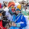 Nach vier Jahren Pause gab es am Samstag den 6. Günzer Karnevalszug. Bei fast frühlingshaftem Wetter zogen 350 Teilnehmer - von Kindergartenkindern bis hin zu den Wilden 70-ern - mit liebevoll gestalteten Kostümen und Wagen die Dorfstraße lang. Das Kinderprinzenpaar Paula I. und Timo I. haben von ihrer Burg aus den fast 4.000 Zuschauern zugewinkt. Für die musikalische Unterstützung im Zug sorgten die Westerheimer Musikanten und die Laub'ner Blasmusik.
 
Fotos: Thomas Weigert
 
 
 
