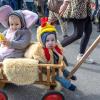 Nach vier Jahren Pause gab es am Samstag den 6. Günzer Karnevalszug. Bei fast frühlingshaftem Wetter zogen 350 Teilnehmer - von Kindergartenkindern bis hin zu den Wilden 70-ern - mit liebevoll gestalteten Kostümen und Wagen die Dorfstraße lang. Das Kinderprinzenpaar Paula I. und Timo I. haben von ihrer Burg aus den fast 4.000 Zuschauern zugewinkt. Für die musikalische Unterstützung im Zug sorgten die Westerheimer Musikanten und die Laub'ner Blasmusik.
 
Fotos: Thomas Weigert
 
 
 