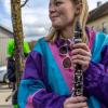 Nach vier Jahren Pause gab es am Samstag den 6. Günzer Karnevalszug. Bei fast frühlingshaftem Wetter zogen 350 Teilnehmer - von Kindergartenkindern bis hin zu den Wilden 70-ern - mit liebevoll gestalteten Kostümen und Wagen die Dorfstraße lang. Das Kinderprinzenpaar Paula I. und Timo I. haben von ihrer Burg aus den fast 4.000 Zuschauern zugewinkt. Für die musikalische Unterstützung im Zug sorgten die Westerheimer Musikanten und die Laub'ner Blasmusik.
 
Fotos: Thomas Weigert
 
 
 