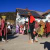 Auch im Oberstaufener Ortsteil Thalkirchdorf wurde - zwar eher klein, aber durchaus fein - Fasching gefeiert. Bei schönstem Frühlingswetter sahen sich am Dienstagnachmittag viele Besucher den Faschingsumzug an, bei dem Hexen, Bienen und kreative Faschingswagen für gute Laune sorgten.
 
 
Fotos: Christian Bischoff