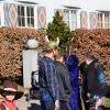 Auch im Oberstaufener Ortsteil Thalkirchdorf wurde - zwar eher klein, aber durchaus fein - Fasching gefeiert. Bei schönstem Frühlingswetter sahen sich am Dienstagnachmittag viele Besucher den Faschingsumzug an, bei dem Hexen, Bienen und kreative Faschingswagen für gute Laune sorgten.
 
 
Fotos: Christian Bischoff