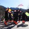 Auch im Oberstaufener Ortsteil Thalkirchdorf wurde - zwar eher klein, aber durchaus fein - Fasching gefeiert. Bei schönstem Frühlingswetter sahen sich am Dienstagnachmittag viele Besucher den Faschingsumzug an, bei dem Hexen, Bienen und kreative Faschingswagen für gute Laune sorgten.
 
 
Fotos: Christian Bischoff