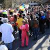 Auch im Oberstaufener Ortsteil Thalkirchdorf wurde - zwar eher klein, aber durchaus fein - Fasching gefeiert. Bei schönstem Frühlingswetter sahen sich am Dienstagnachmittag viele Besucher den Faschingsumzug an, bei dem Hexen, Bienen und kreative Faschingswagen für gute Laune sorgten.
 
 
Fotos: Christian Bischoff