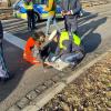 Klimaakivisten der "Letzten Generation" haben am Montagmorgen in Kempten an der A7-Abfahrt zur B19 die Straße blockiert. Es kam nach Angaben der Polizei zu einem erheblichen Rückstau. Mittlerweile hat die Polizei die Blockade aber aufgelöst.