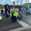 Klimaakivisten der "Letzten Generation" haben am Montagmorgen in Kempten an der A7-Abfahrt zur B19 die Straße blockiert. Es kam nach Angaben der Polizei zu einem erheblichen Rückstau. Mittlerweile hat die Polizei die Blockade aber aufgelöst.