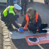 Klimaakivisten der "Letzten Generation" haben am Montagmorgen in Kempten an der A7-Abfahrt zur B19 die Straße blockiert. Es kam nach Angaben der Polizei zu einem erheblichen Rückstau. Mittlerweile hat die Polizei die Blockade aber aufgelöst.