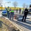 Klimaakivisten der "Letzten Generation" haben am Montagmorgen in Kempten an der A7-Abfahrt zur B19 die Straße blockiert. Es kam nach Angaben der Polizei zu einem erheblichen Rückstau. Mittlerweile hat die Polizei die Blockade aber aufgelöst.