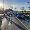 Klimaakivisten der "Letzten Generation" haben am Montagmorgen in Kempten an der A7-Abfahrt zur B19 die Straße blockiert. Es kam nach Angaben der Polizei zu einem erheblichen Rückstau. Mittlerweile hat die Polizei die Blockade aber aufgelöst.