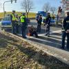 Klimaakivisten der "Letzten Generation" haben am Montagmorgen in Kempten an der A7-Abfahrt zur B19 die Straße blockiert. Es kam nach Angaben der Polizei zu einem erheblichen Rückstau. Mittlerweile hat die Polizei die Blockade aber aufgelöst.