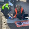 Klimaakivisten der "Letzten Generation" haben am Montagmorgen in Kempten an der A7-Abfahrt zur B19 die Straße blockiert. Es kam nach Angaben der Polizei zu einem erheblichen Rückstau. Mittlerweile hat die Polizei die Blockade aber aufgelöst.