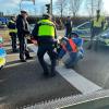 Klimaakivisten der "Letzten Generation" haben am Montagmorgen in Kempten an der A7-Abfahrt zur B19 die Straße blockiert. Es kam nach Angaben der Polizei zu einem erheblichen Rückstau. Mittlerweile hat die Polizei die Blockade aber aufgelöst.