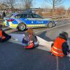 Klimaakivisten der "Letzten Generation" haben am Montagmorgen in Kempten an der A7-Abfahrt zur B19 die Straße blockiert. Es kam nach Angaben der Polizei zu einem erheblichen Rückstau. Mittlerweile hat die Polizei die Blockade aber aufgelöst.
