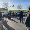 Klimaakivisten der "Letzten Generation" haben am Montagmorgen in Kempten an der A7-Abfahrt zur B19 die Straße blockiert. Es kam nach Angaben der Polizei zu einem erheblichen Rückstau. Mittlerweile hat die Polizei die Blockade aber aufgelöst.