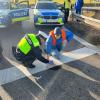 Klimaakivisten der "Letzten Generation" haben am Montagmorgen in Kempten an der A7-Abfahrt zur B19 die Straße blockiert. Es kam nach Angaben der Polizei zu einem erheblichen Rückstau. Mittlerweile hat die Polizei die Blockade aber aufgelöst.