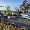 Klimaakivisten der "Letzten Generation" haben am Montagmorgen in Kempten an der A7-Abfahrt zur B19 die Straße blockiert. Es kam nach Angaben der Polizei zu einem erheblichen Rückstau. Mittlerweile hat die Polizei die Blockade aber aufgelöst.