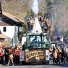 Am Faschingsdienstag sind in Friesenried wieder die Narren durch den Ort gezogen.