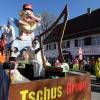 Am Faschingsdienstag sind in Friesenried wieder die Narren durch den Ort gezogen.