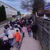 Rund 200 Menschen hatten sich versammelt um gemeinsam zum Feuerwehrhaus zu marschieren. Am Feuerwehrhaus waren dann nochmals etwa 300 Schaulustige Menschen eingetroffen. Das lag wahrscheinlich am Nachholbedarf der Coronajahre. Um 18:15 Uhr wurde der Funken entzündet und brannte sofort lichterloh. Unter begeisterten Rufen genossen die Meschen das Schauspiel. Mitunter knallten Böller und Leuchtraketen flogen über das Funkenfeuer.