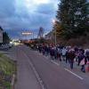 Rund 200 Menschen hatten sich versammelt um gemeinsam zum Feuerwehrhaus zu marschieren. Am Feuerwehrhaus waren dann nochmals etwa 300 Schaulustige Menschen eingetroffen. Das lag wahrscheinlich am Nachholbedarf der Coronajahre. Um 18:15 Uhr wurde der Funken entzündet und brannte sofort lichterloh. Unter begeisterten Rufen genossen die Meschen das Schauspiel. Mitunter knallten Böller und Leuchtraketen flogen über das Funkenfeuer.
