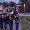 Rund 200 Menschen hatten sich versammelt um gemeinsam zum Feuerwehrhaus zu marschieren. Am Feuerwehrhaus waren dann nochmals etwa 300 Schaulustige Menschen eingetroffen. Das lag wahrscheinlich am Nachholbedarf der Coronajahre. Um 18:15 Uhr wurde der Funken entzündet und brannte sofort lichterloh. Unter begeisterten Rufen genossen die Meschen das Schauspiel. Mitunter knallten Böller und Leuchtraketen flogen über das Funkenfeuer.