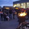 Rund 200 Menschen hatten sich versammelt um gemeinsam zum Feuerwehrhaus zu marschieren. Am Feuerwehrhaus waren dann nochmals etwa 300 Schaulustige Menschen eingetroffen. Das lag wahrscheinlich am Nachholbedarf der Coronajahre. Um 18:15 Uhr wurde der Funken entzündet und brannte sofort lichterloh. Unter begeisterten Rufen genossen die Meschen das Schauspiel. Mitunter knallten Böller und Leuchtraketen flogen über das Funkenfeuer.