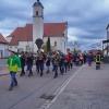 Rund 200 Menschen hatten sich versammelt um gemeinsam zum Feuerwehrhaus zu marschieren. Am Feuerwehrhaus waren dann nochmals etwa 300 Schaulustige Menschen eingetroffen. Das lag wahrscheinlich am Nachholbedarf der Coronajahre. Um 18:15 Uhr wurde der Funken entzündet und brannte sofort lichterloh. Unter begeisterten Rufen genossen die Meschen das Schauspiel. Mitunter knallten Böller und Leuchtraketen flogen über das Funkenfeuer.