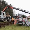 Von der Straße zwischen Rotheidlen und Eggenberg, in der Nähe von Bodnegg (Landkreis Ravensburg), ist am Montagmorgen ein Lkw-Gespann abgekommen. Der Anhänger des Lkw, auf dem der Kran geladen war, kippte bei dem Unfall um.
Fotos: Davor Knappmeyer