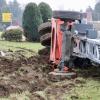 Von der Straße zwischen Rotheidlen und Eggenberg, in der Nähe von Bodnegg (Landkreis Ravensburg), ist am Montagmorgen ein Lkw-Gespann abgekommen. Der Anhänger des Lkw, auf dem der Kran geladen war, kippte bei dem Unfall um.
Fotos: Davor Knappmeyer