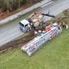 Von der Straße zwischen Rotheidlen und Eggenberg, in der Nähe von Bodnegg (Landkreis Ravensburg), ist am Montagmorgen ein Lkw-Gespann abgekommen. Der Anhänger des Lkw, auf dem der Kran geladen war, kippte bei dem Unfall um.
Fotos: Davor Knappmeyer
