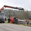 Von der Straße zwischen Rotheidlen und Eggenberg, in der Nähe von Bodnegg (Landkreis Ravensburg), ist am Montagmorgen ein Lkw-Gespann abgekommen. Der Anhänger des Lkw, auf dem der Kran geladen war, kippte bei dem Unfall um.
Fotos: Davor Knappmeyer