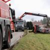 Von der Straße zwischen Rotheidlen und Eggenberg, in der Nähe von Bodnegg (Landkreis Ravensburg), ist am Montagmorgen ein Lkw-Gespann abgekommen. Der Anhänger des Lkw, auf dem der Kran geladen war, kippte bei dem Unfall um.
Fotos: Davor Knappmeyer